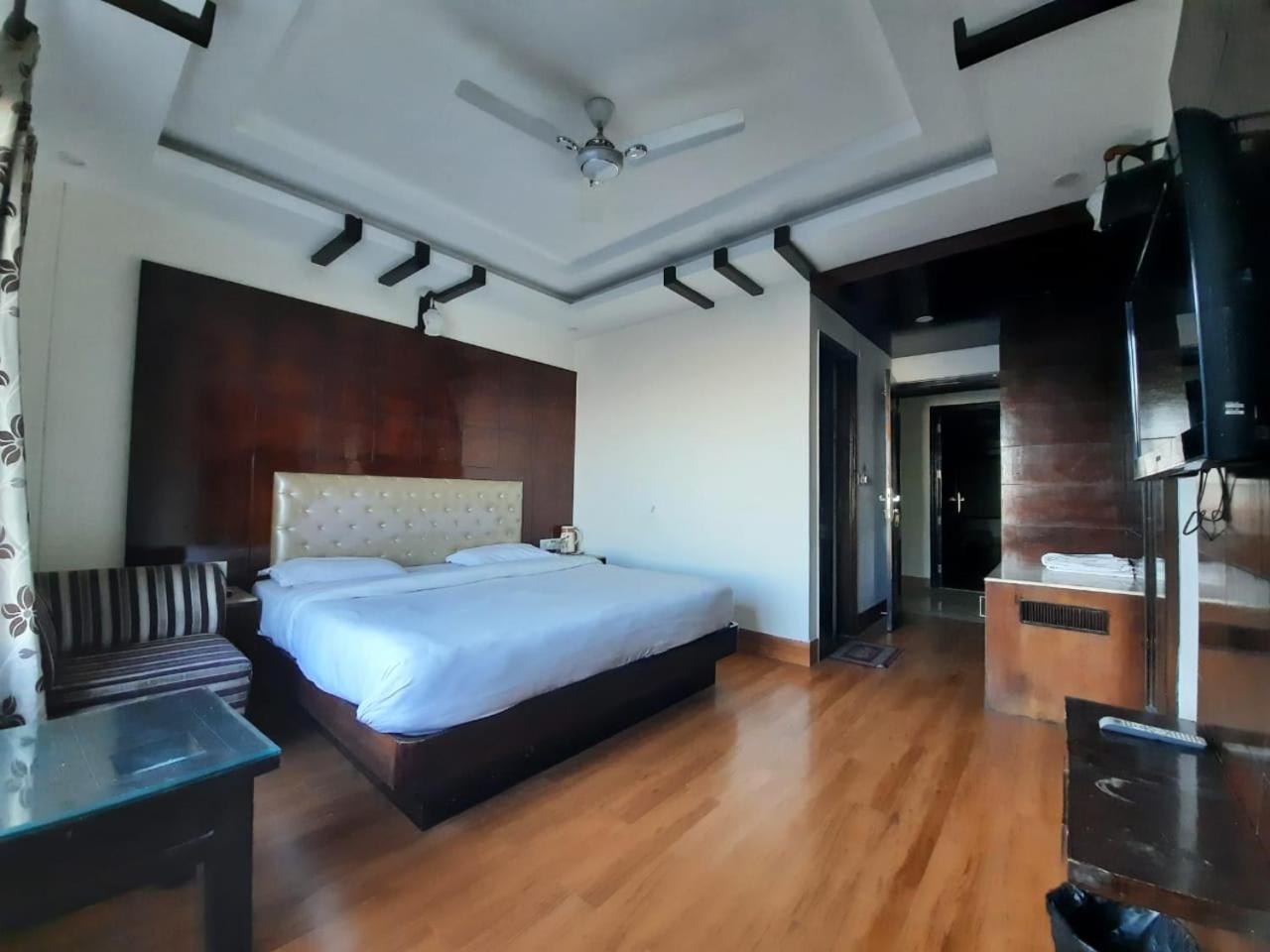 Basera Hotel Массури Экстерьер фото